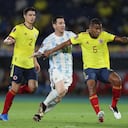 Wilmar Barrios defendiendo una pelota de Leonel Messi.