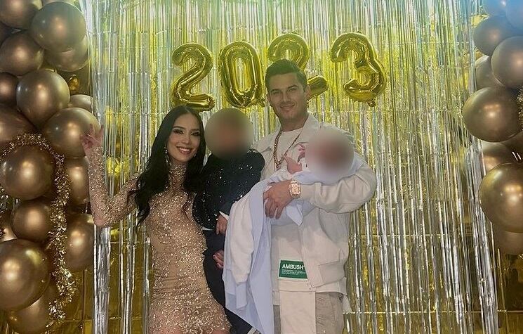 Luisa Fernanda W y Pipe Bueno junto a sus hijos, Máximo y Domenic.