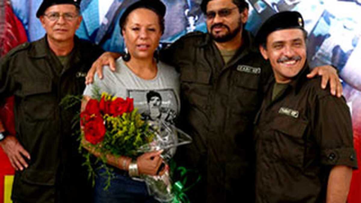 La facilitadora Piedad Córdoba con la boina de las Farc junto a los guerrilleros ‘Iván Márquez’, Rodrigo Granda y ‘José Santrich’.