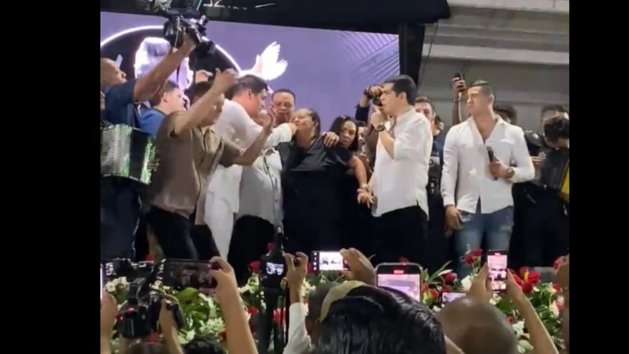 Madre de Omar Geles, cantó 'Los caminos de la vida' en medio del homenaje que le rindieron a su hijo en la Plaza Alfonso López.