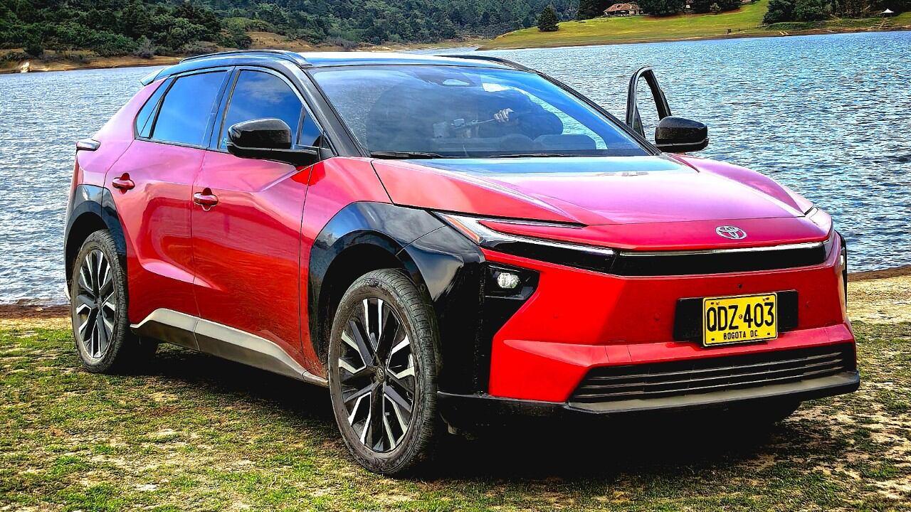 El Toyota BZ4X es el primer vehículo eléctrico de la marca en Colombia