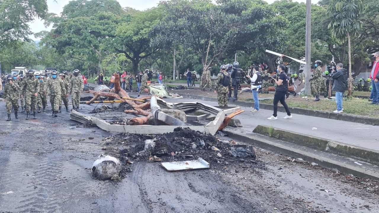 los uniformados de distintas instituciones procedieron a quitar los objetos que no permitían la movilidad de los ciudadanos, cuya labor se realizará en las principales calles de Cali. Por el momento no se presenta ninguna alteración al orden público.
