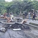 Los uniformados de distintas instituciones procedieron a quitar los objetos que no permitían la movilidad de los ciudadanos, cuya labor se realizará en las principales calles de Cali. Por el momento no se presenta ninguna alteración al orden público.