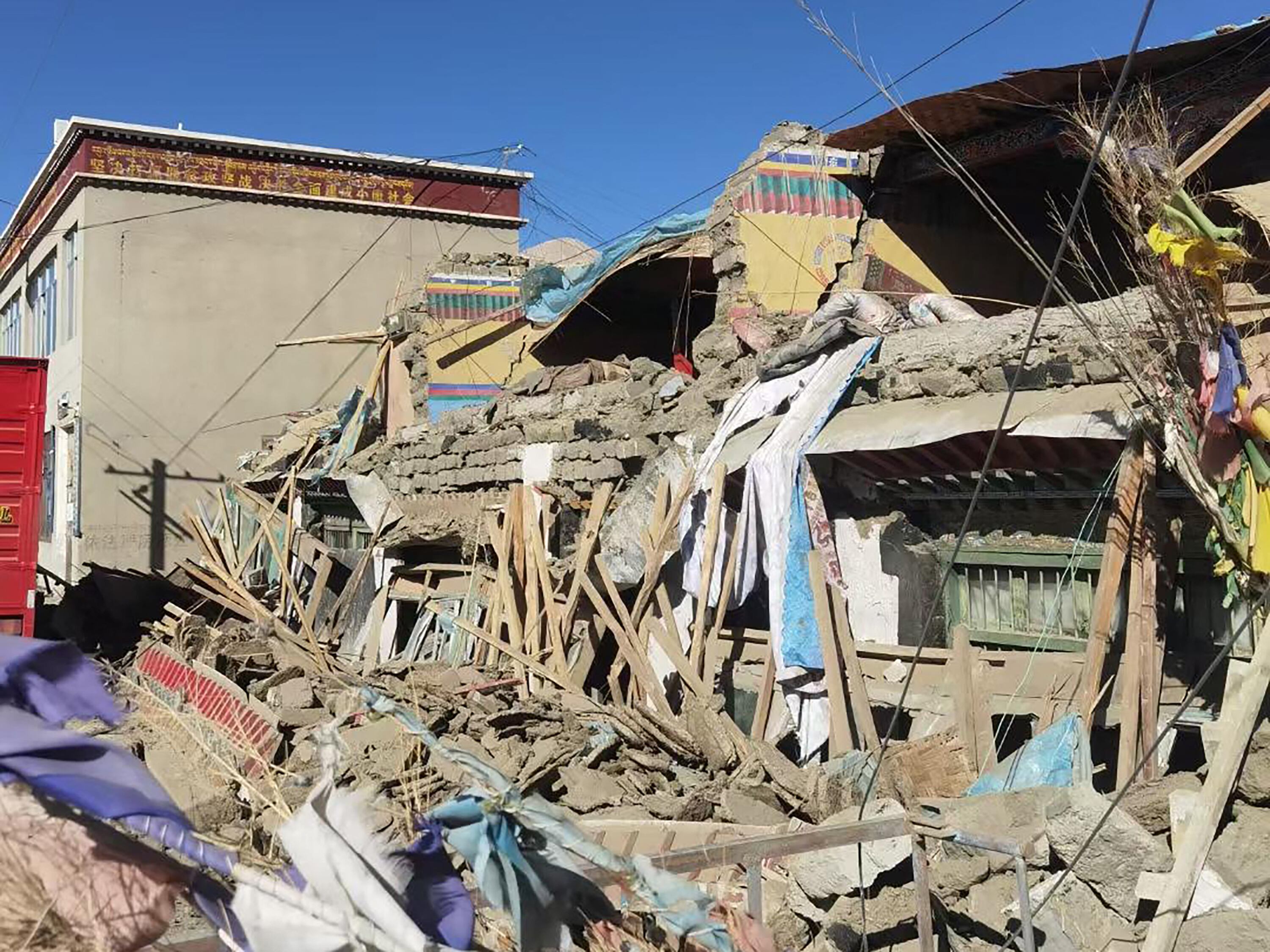 Esta imagen muestra casas dañadas en Shigatse, en la región del Tíbet, en el suroeste de China, después de que un terremoto azotara la zona. Un devastador terremoto en la remota región del Tíbet en China mató al menos a 53 personas y derrumbó "muchos edificios" el 7 de enero, informaron los medios estatales, y también se sintieron temblores en la vecina capital de Nepal, Katmandú, y en partes de la India. (Foto de AFP)