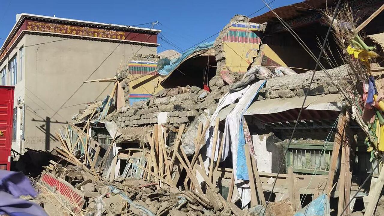 Esta imagen muestra casas dañadas en Shigatse, en la región del Tíbet, en el suroeste de China, después de que un terremoto azotara la zona.