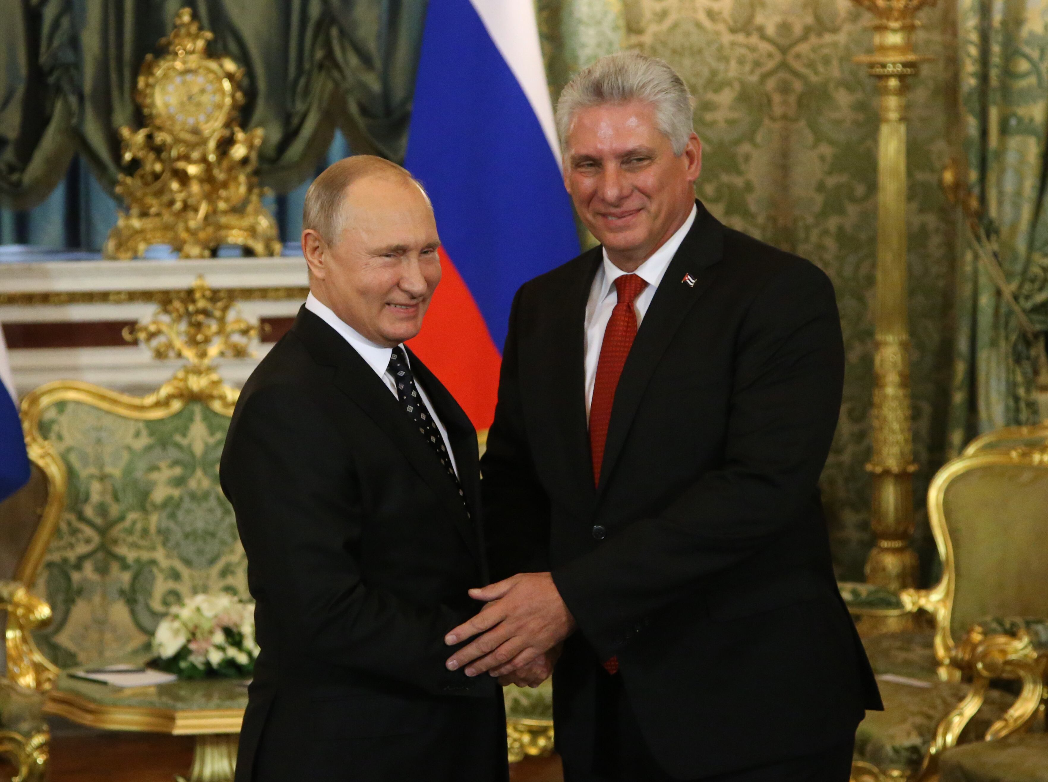 El presidente ruso Vladimir Putin (derecha) saluda al presidente cubano Miguel Díaz-Canel (derecha) en el Gran Palacio del Kremlin el 2 de noviembre de 2018 en Moscú, Rusia.