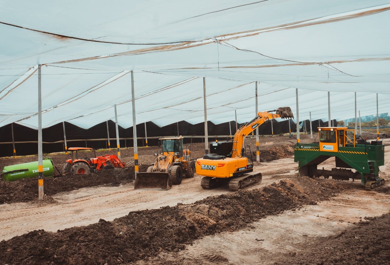 Planeta cuenta con una planta de tratamiento de lodos y aguas en el municipio de Mosquera, en una zona industrial de alto impacto y con más de 10 hectáreas bajo cubierta (tipo de invernadero).