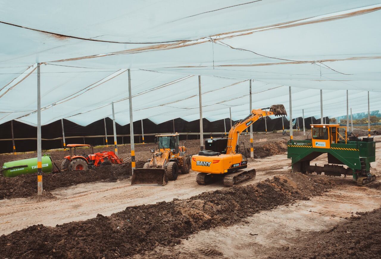 Planeta cuenta con una planta de tratamiento de lodos y aguas en el municipio de Mosquera, en una zona industrial de alto impacto y con más de 10 hectáreas bajo cubierta (tipo de invernadero).