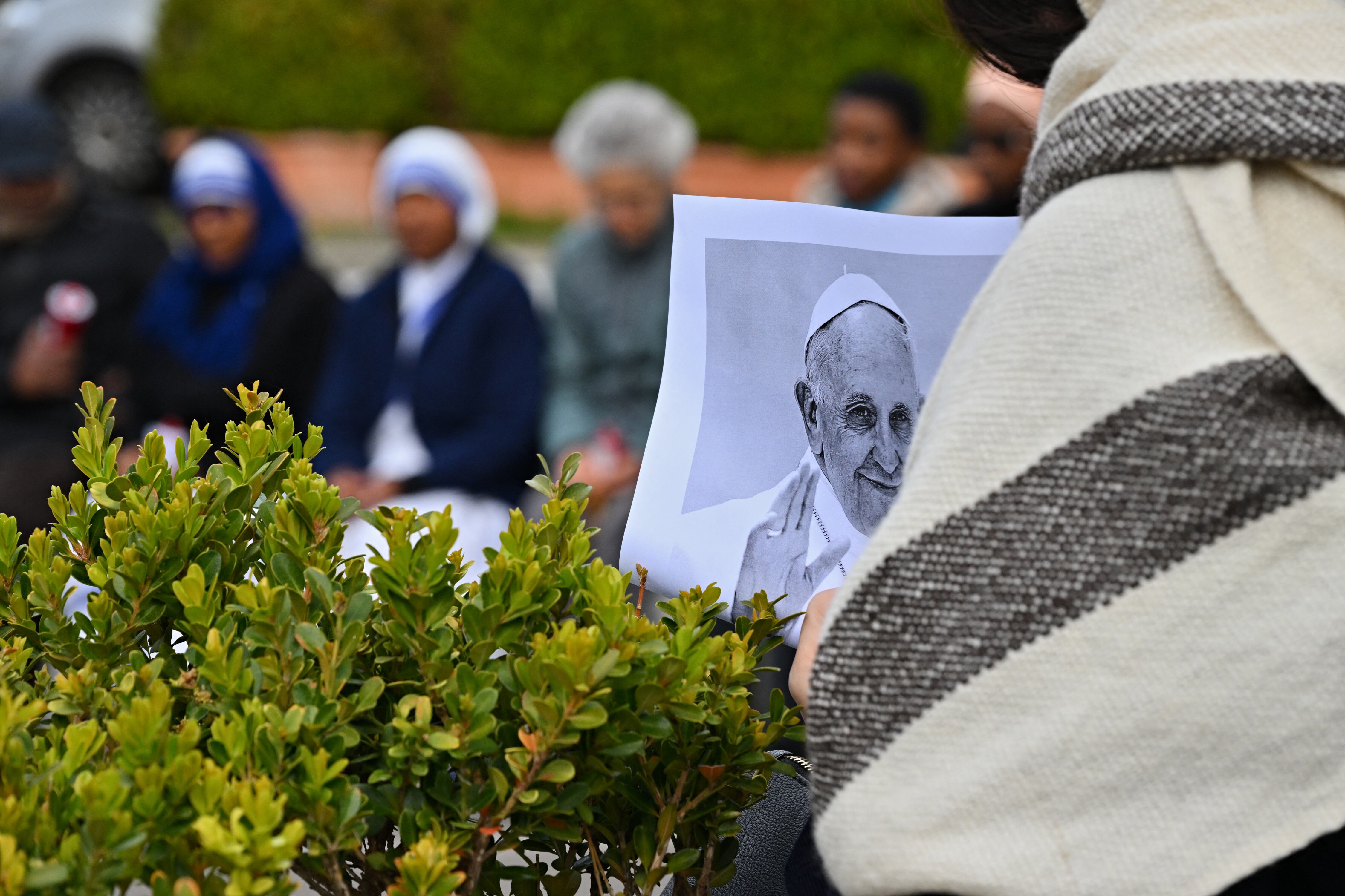 El último parte médico, difundido el sábado por la noche por la Santa Sede, informaba que Francisco mostraba una "buena respuesta" al tratamiento, con una "gradual y leve mejoría".