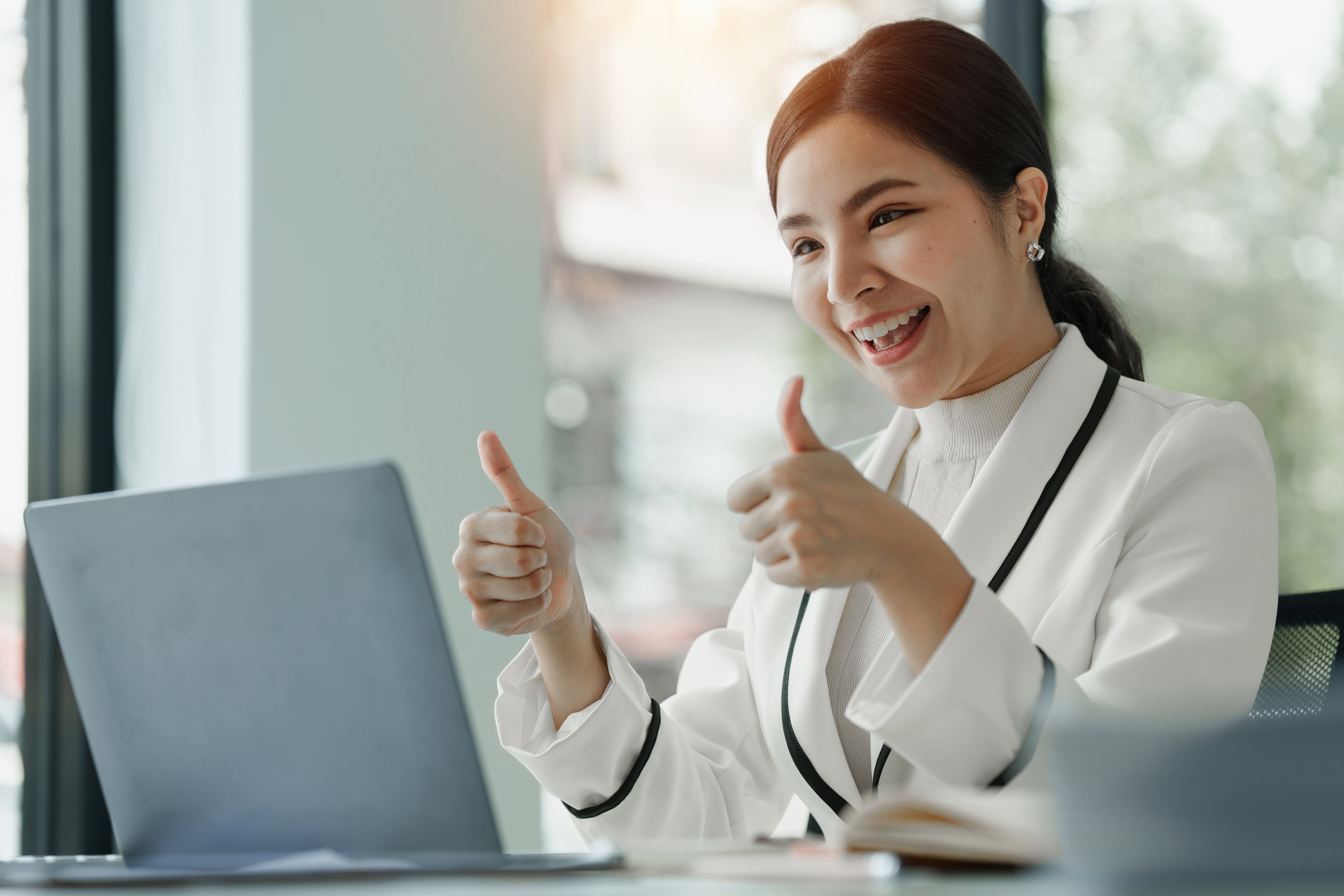 Ciudadanos acceden a convocatorias laborales en línea para aplicar a nuevas oportunidades de empleo en Bogotá.