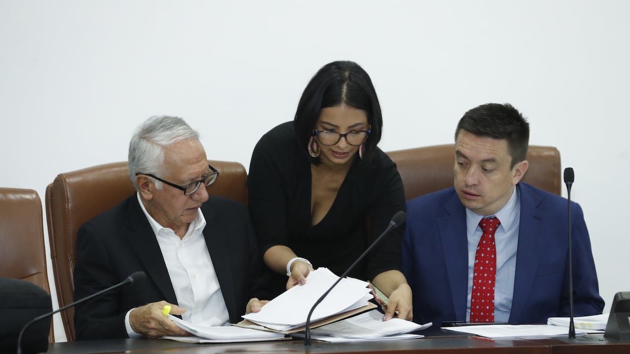 El ministro de Salud Guillermo Alfonso Jaramillo y miembros del Gobierno están presentes en la discusión.