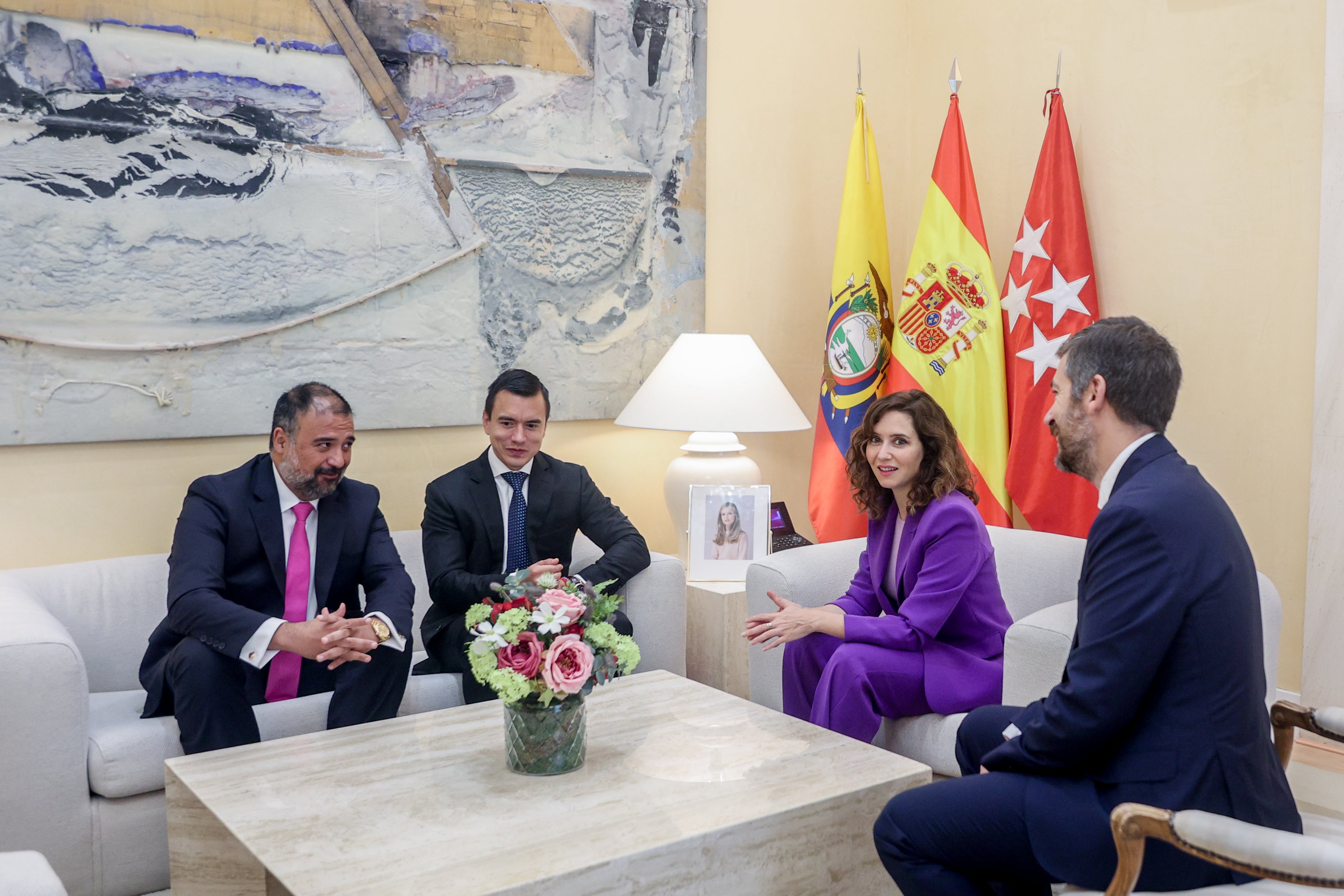 (De izquierda a derecha) Uno de los asesores del presidente electo de la República del Ecuador.