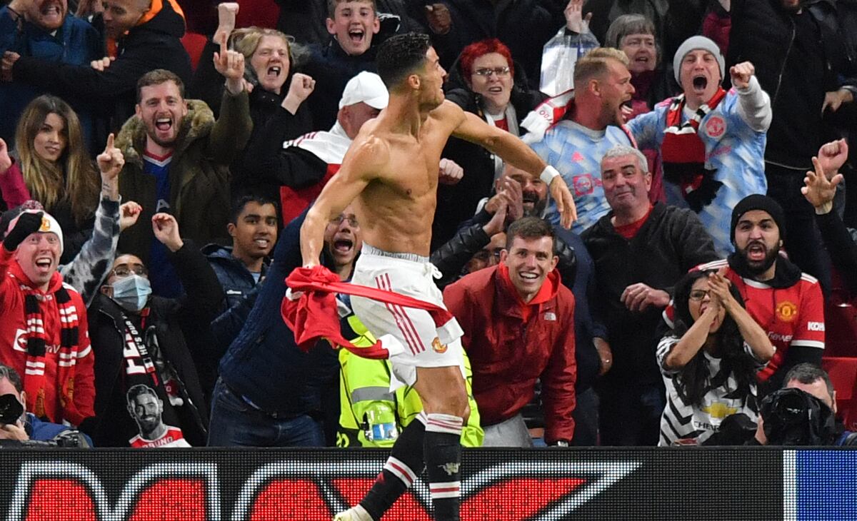 Cristiano Ronaldo anotando su segundo gol en Champions League