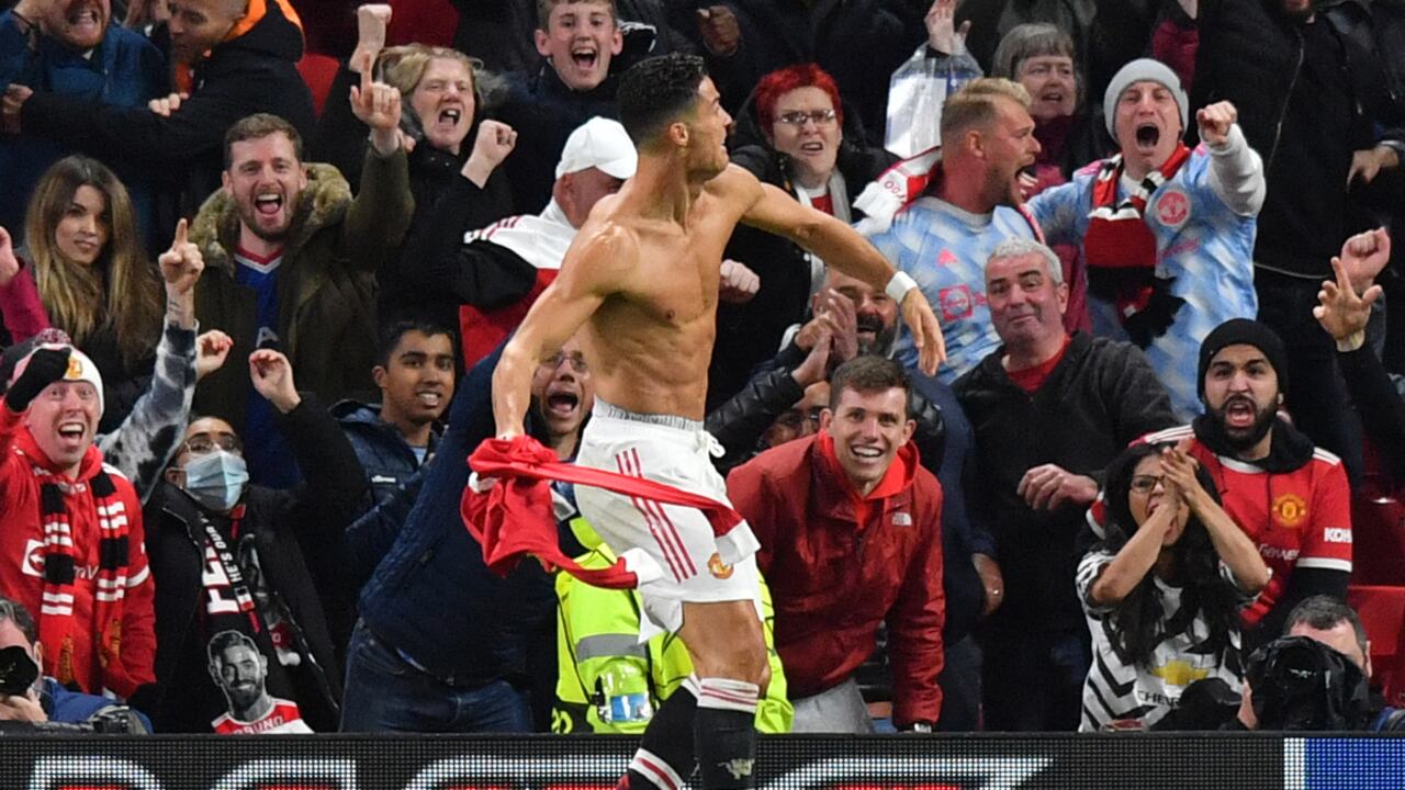 Cristiano Ronaldo anotando su segundo gol en Champions League