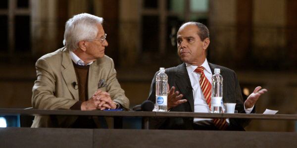 Dionisio Araújo (der.) ha hecho campaña sin el pleno respaldo de su partido, el Conservador, que cada vez más pierde su trascendencia en la capital. 