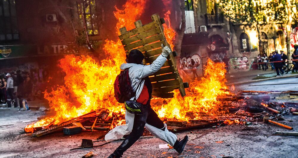 En aniversario del estallido social, en Chile se vivió una nueva jornada de manifestaciones. Foto: AFP