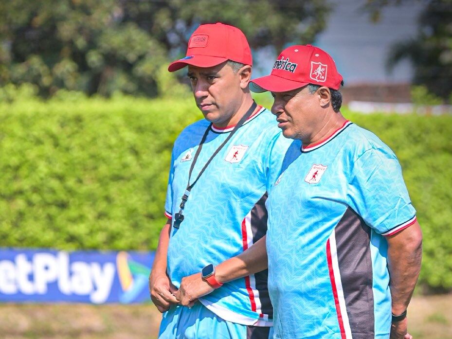 César Farías entrenador del América en su primer entrenamiento con el club