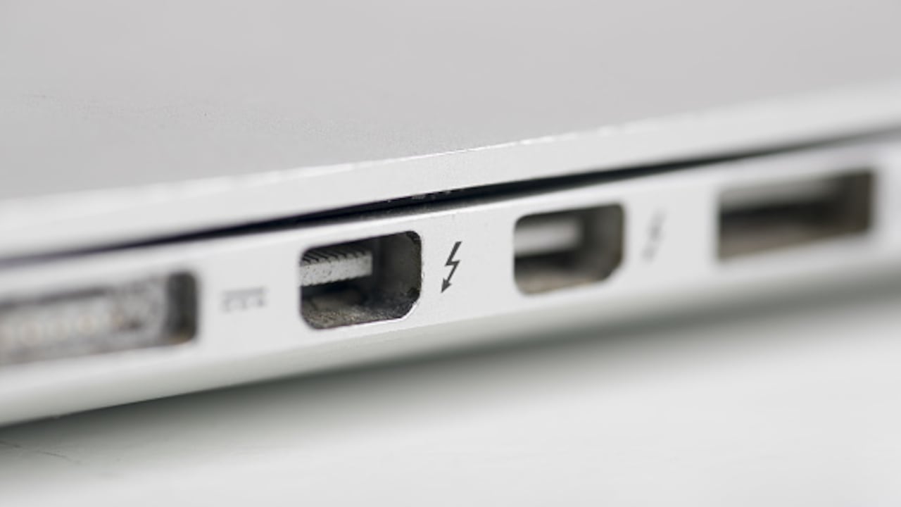 What does the lightning symbol mean in the ports of laptops? Role that many lose