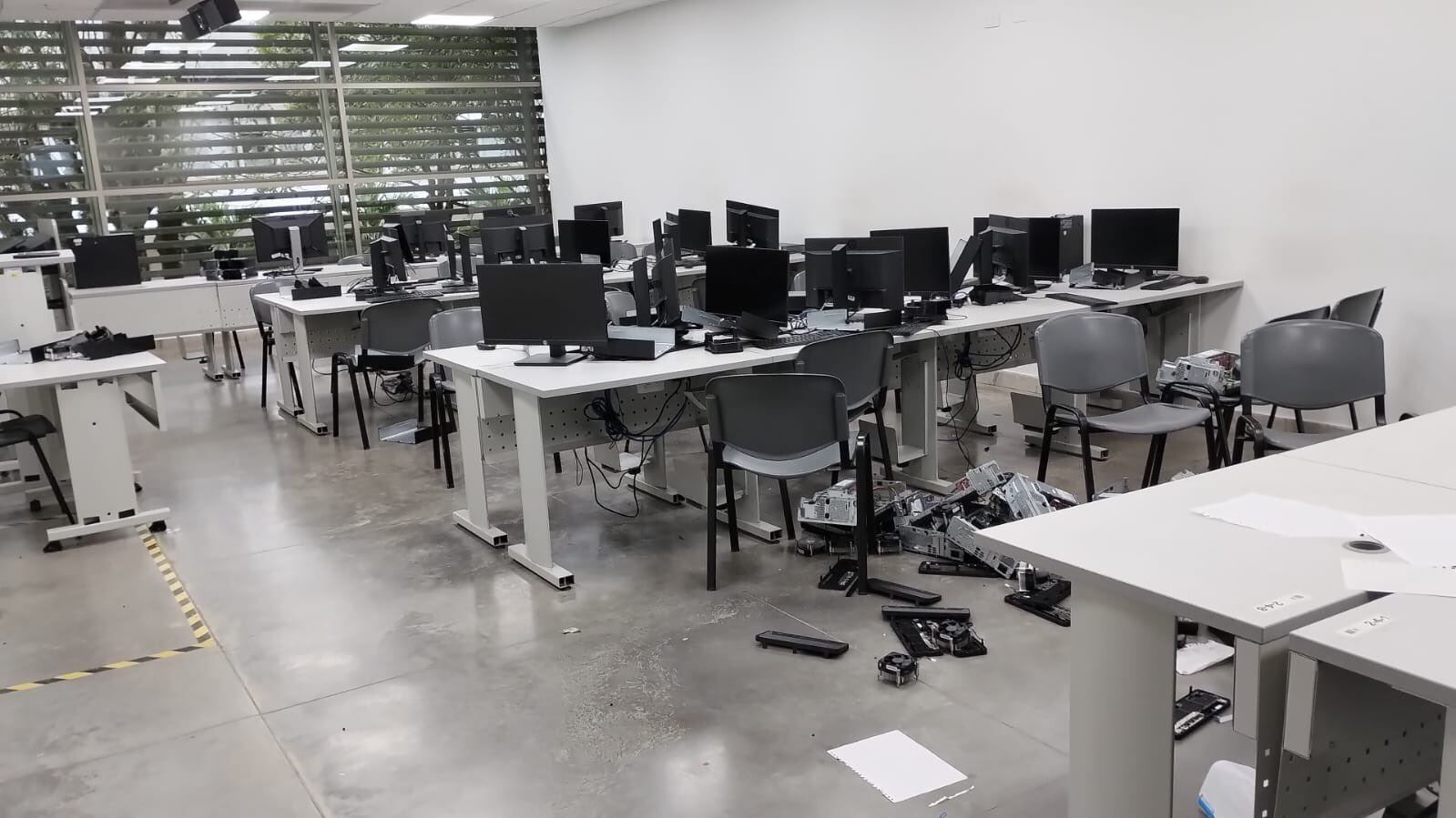 Más de 300 tablets fueron robadas.