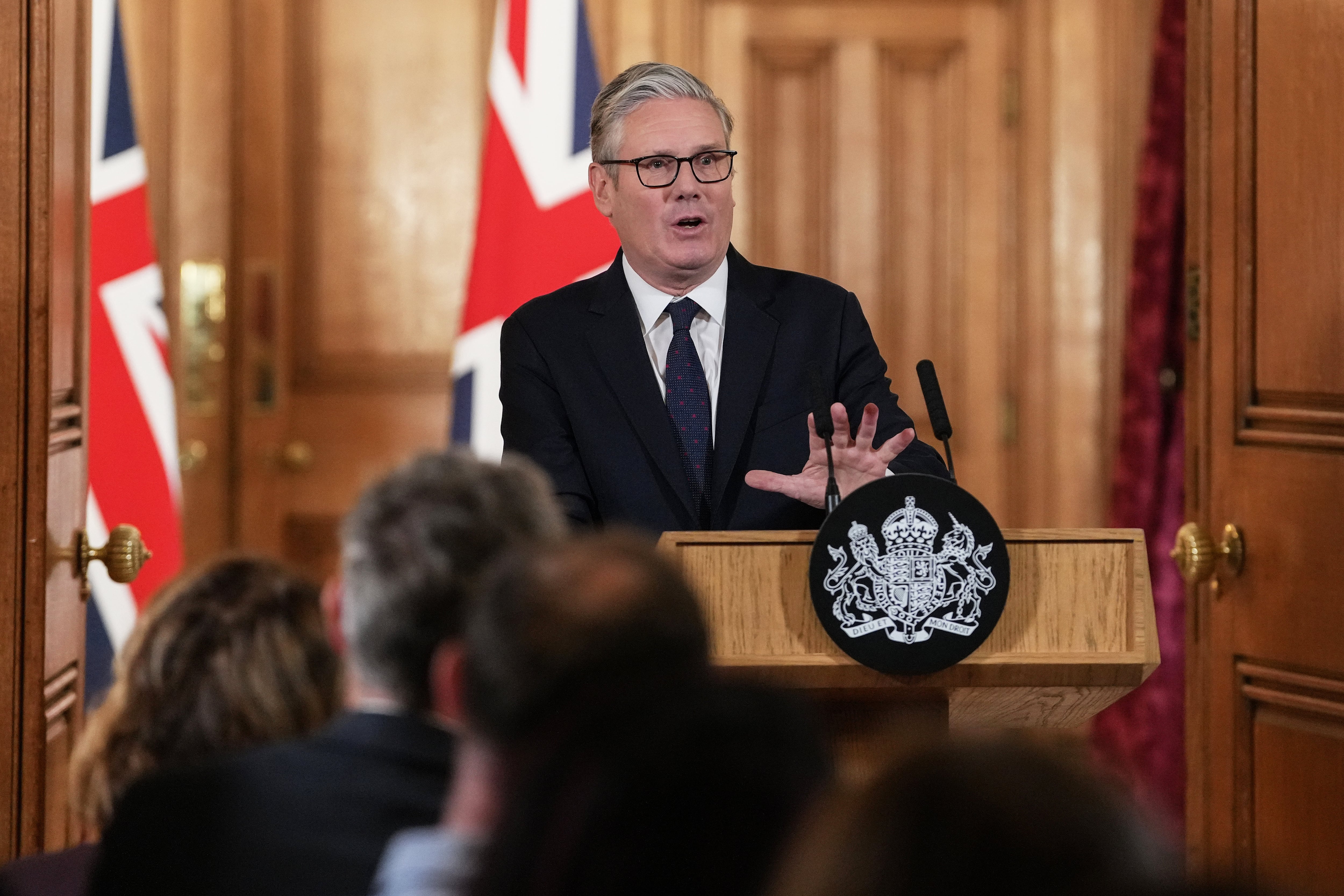 El primer ministro británico, Keir Starmer, asiste a una conferencia de prensa para anunciar medidas de protección de los niños en internet.