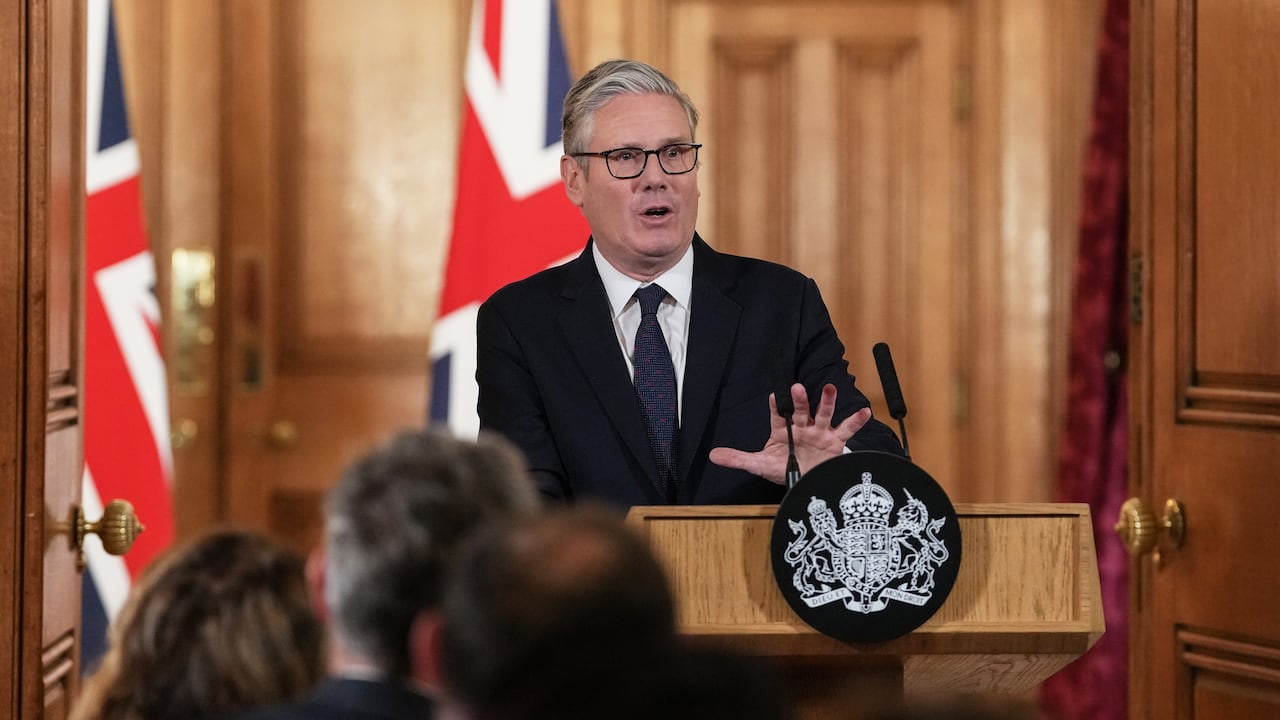 El primer ministro británico, Keir Starmer, asiste a una conferencia de prensa para anunciar medidas de protección de los niños en internet.