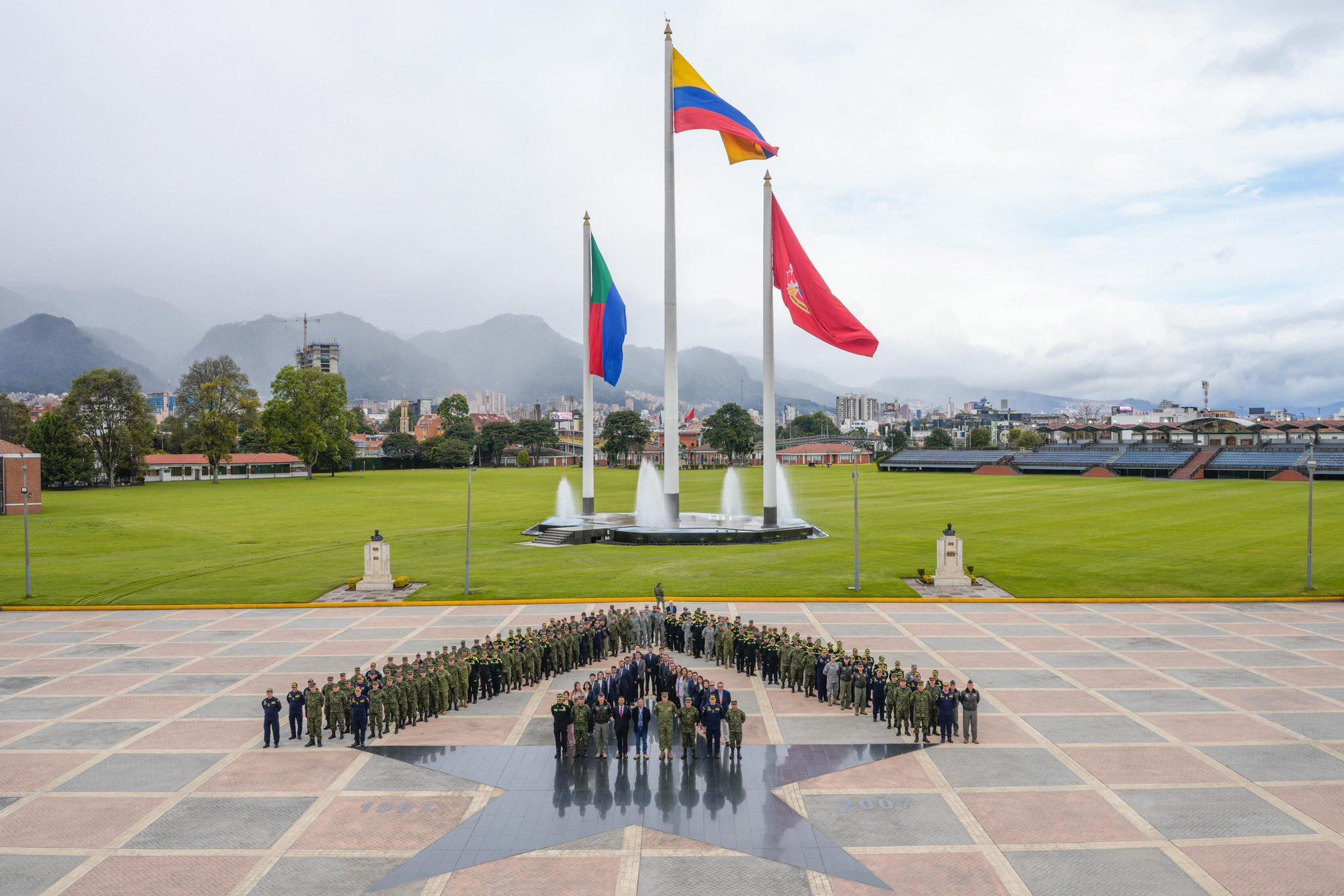 Esta condecoración se hizo en medio de la celebración del Segundo Encuentro de Direccionamiento Estratégico del Sector Defensa en las instalaciones de la Escuela Militar de Cadetes General José María Córdova en la ciudad de Bogotá.
