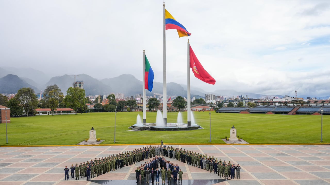 Oficiales de la reserva activa preocupados por mensajes del presidente Gustavo Petro.