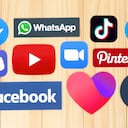 Kiev, Ucrania - 25 de agosto de 2020: Colección de logotipos de redes sociales populares impresos en papel: Facebook, Discord, YouTube, Twitter, TikTok, WhatsApp, Pinterest, Zoom y Tumblr sobre fondo de madera