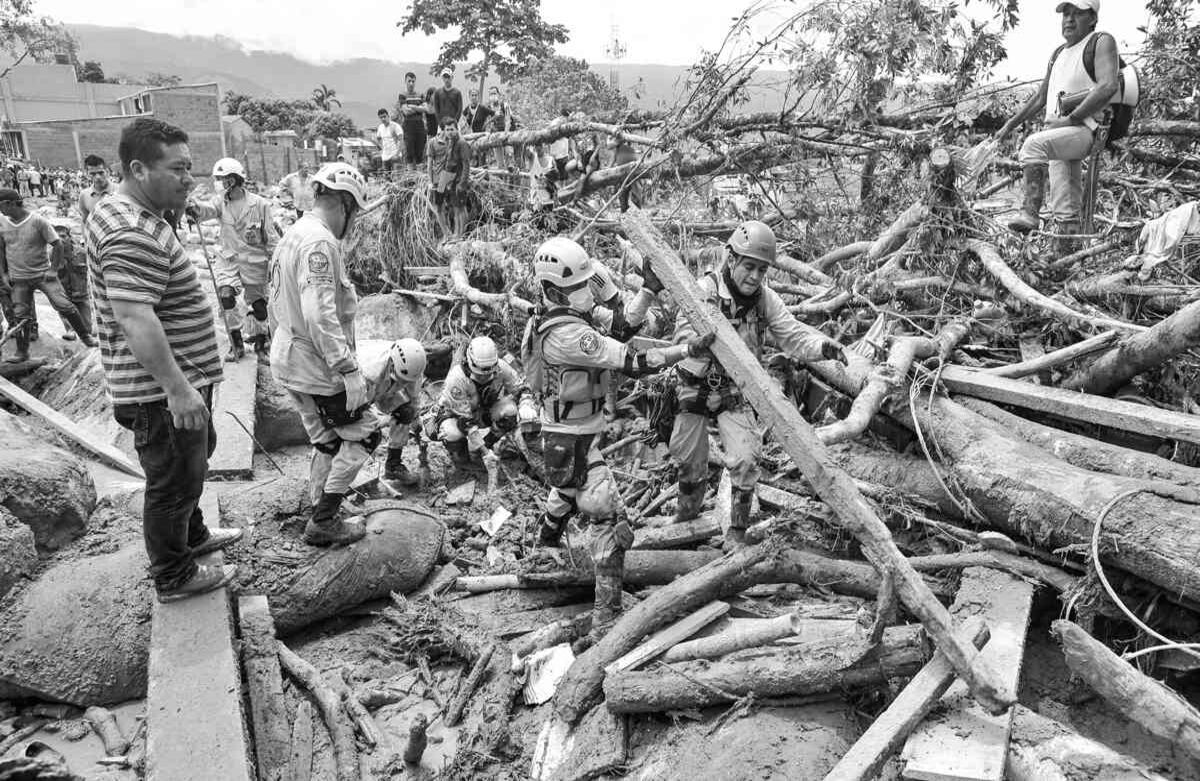 La Defensa Civil ha vivido momentos difíciles pero mantienen encendida la esperanza. Foto: Carlos Julio Martínez / SEMANA