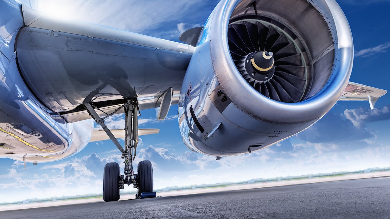 El reporte del hecho fue entregado por la Administración Federal de Aviación (FAA), que además dio a conocer que el avión involucrado es una aeronave Embraer E175 del vuelo 3408 perteneciente a American Airlines. (Imagen de referencia).