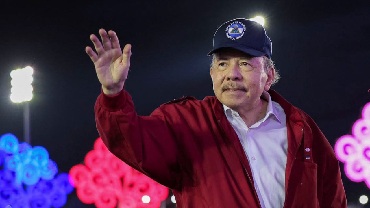 Esta fotografía facilitada por el gobierno de Nicaragua a través del medio oficial El 19 Digital muestra al presidente de Nicaragua, Daniel Ortega, saludando durante un acto conmemorativo del 47.º aniversario de la Revolución Nicaragüense en Managua, el 19 de julio de 2026.