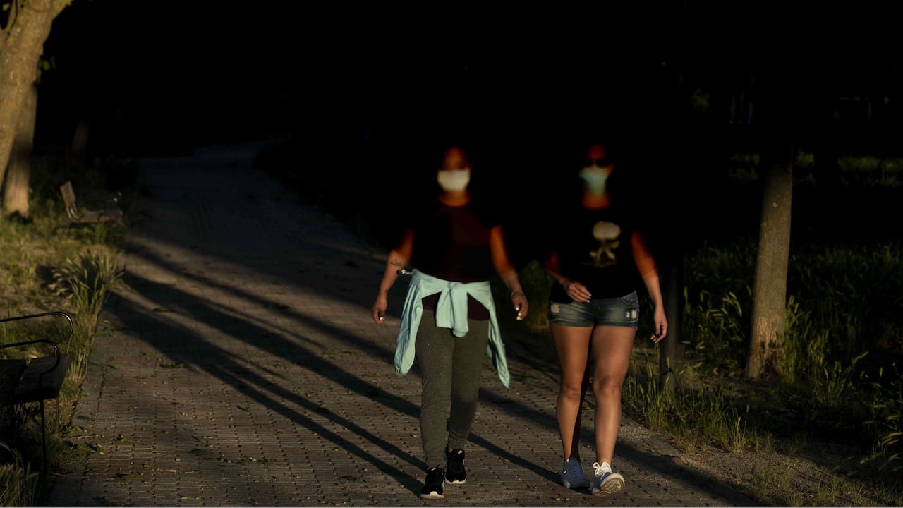 Mujer fue detenida tras llevar droga en su tapabocas/Foto: AP