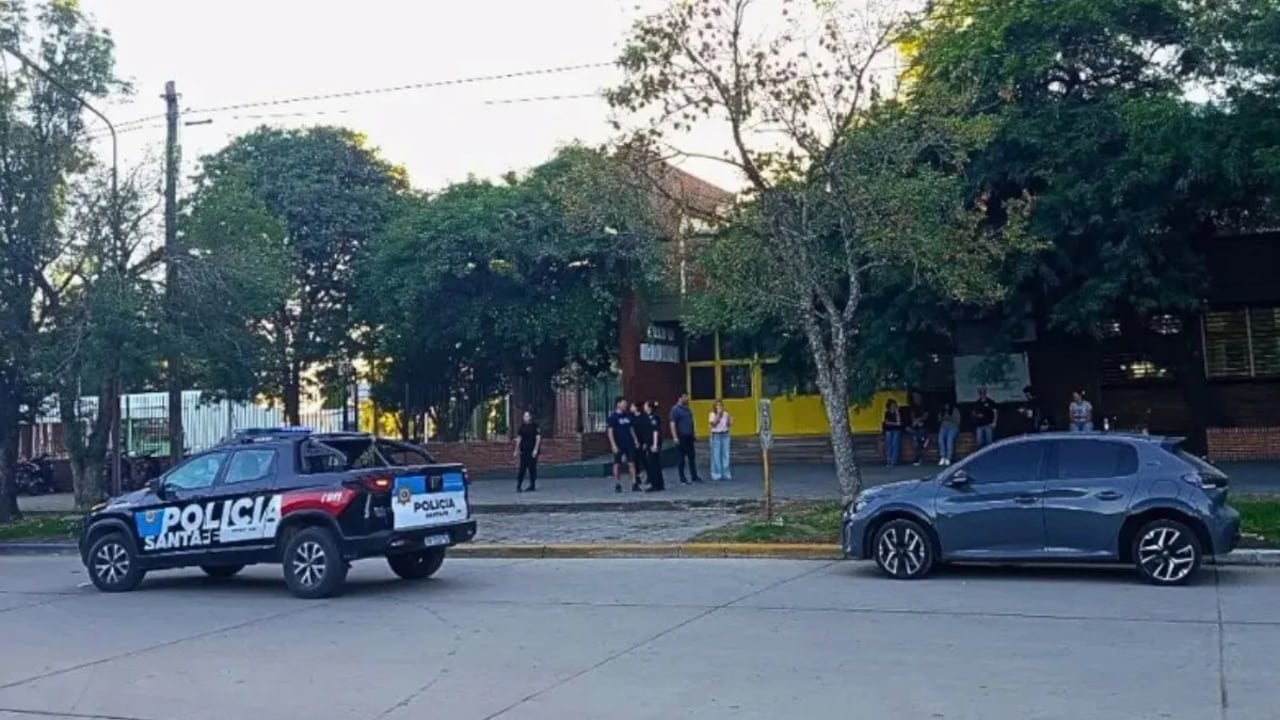 El tiroteo ocurrió cuando los alumnos esperaban para izar la bandera.