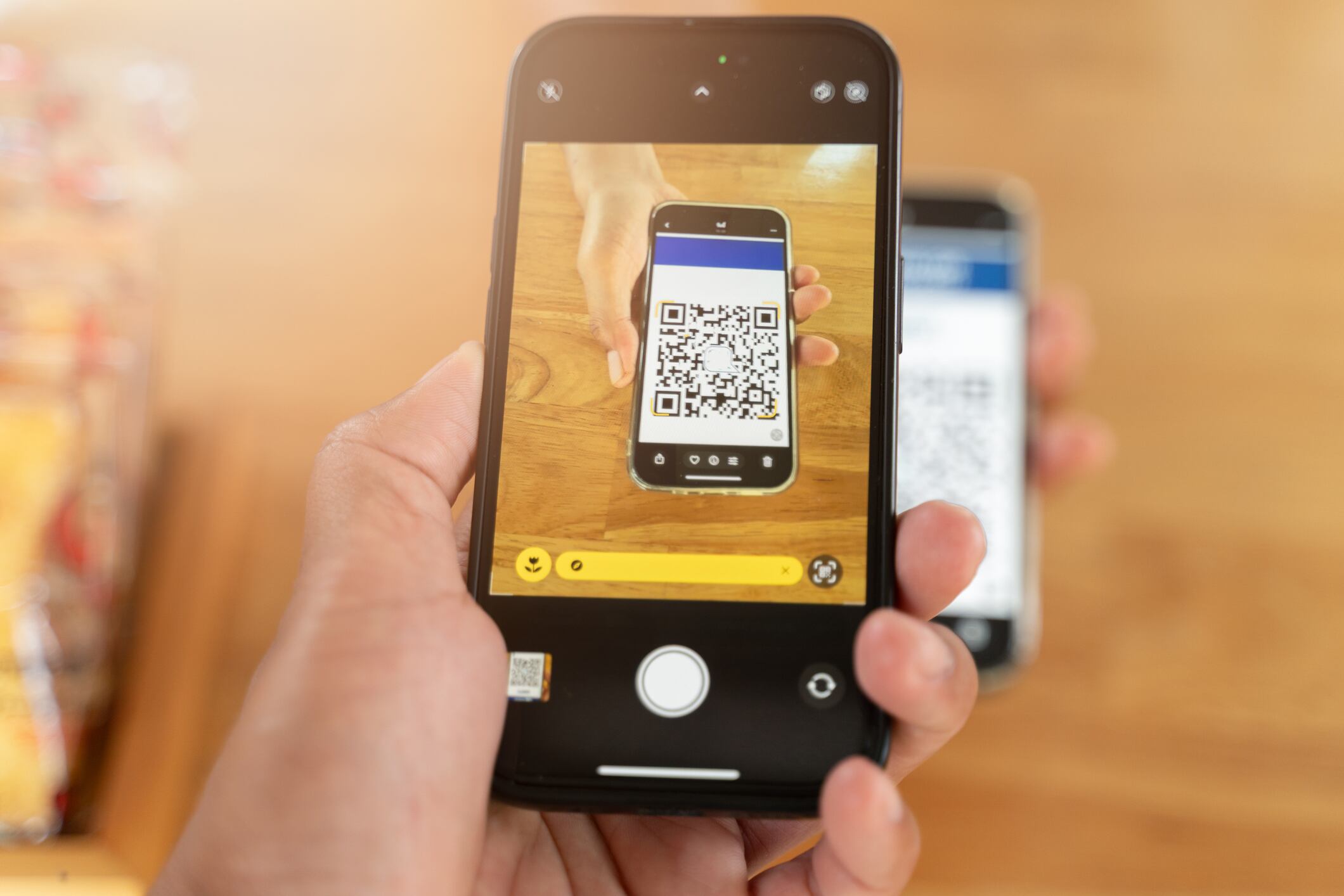 El acceso rápido al WiFi puede lograrse escaneando el QR del equipo, un método práctico que evita recordar claves extensas y complejas.