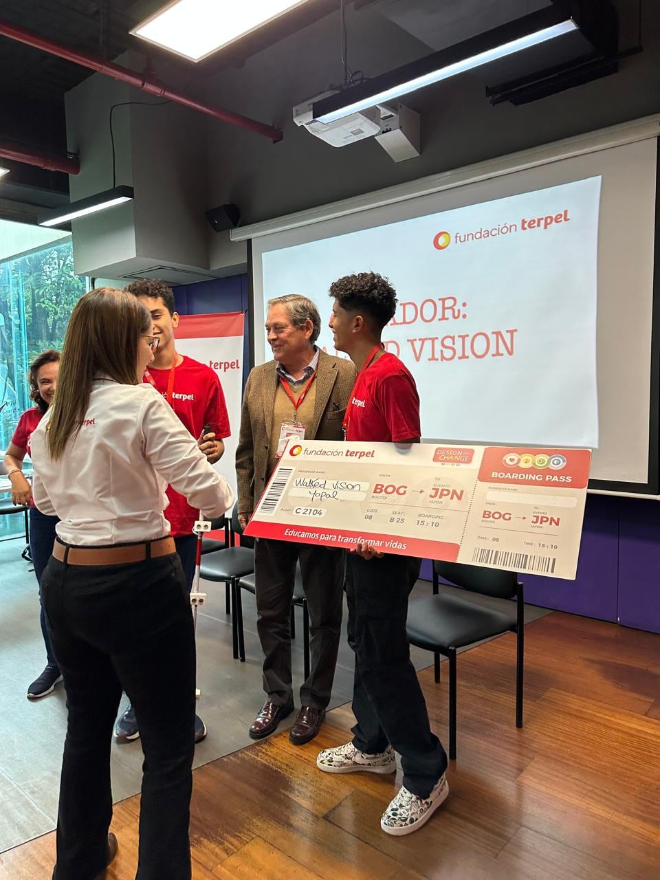 Yoinner Pardo, Camilo Zea y la profesora Yolima Pérez recibieron el premio por su proyecto Walked Vision en Bogotá.