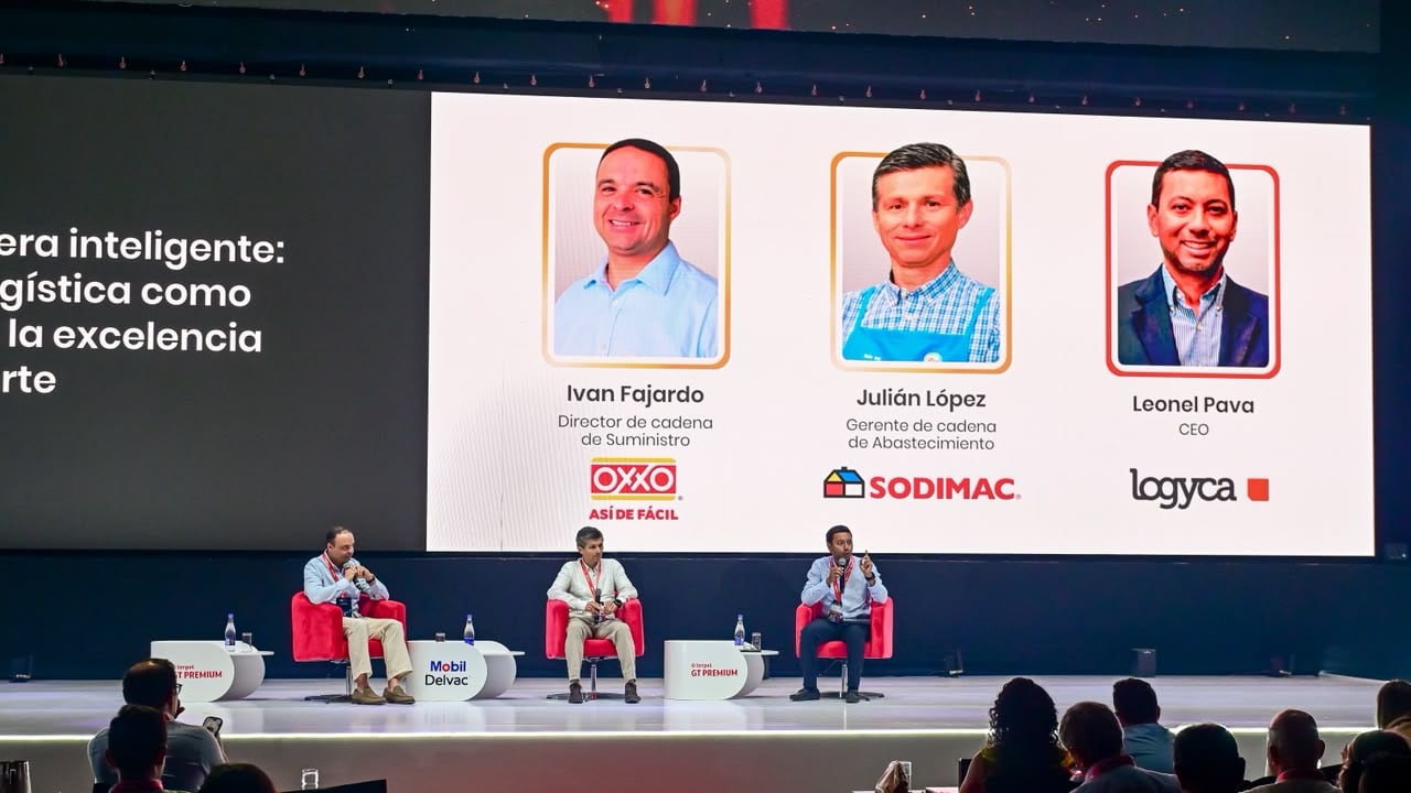 Iván Fajardo, director de cadena de suministro de Oxxo; Julián López, director de cadena de abastecimiento de Sodimac-Homecenter, y Leonel Pava, CEO de Logyca.