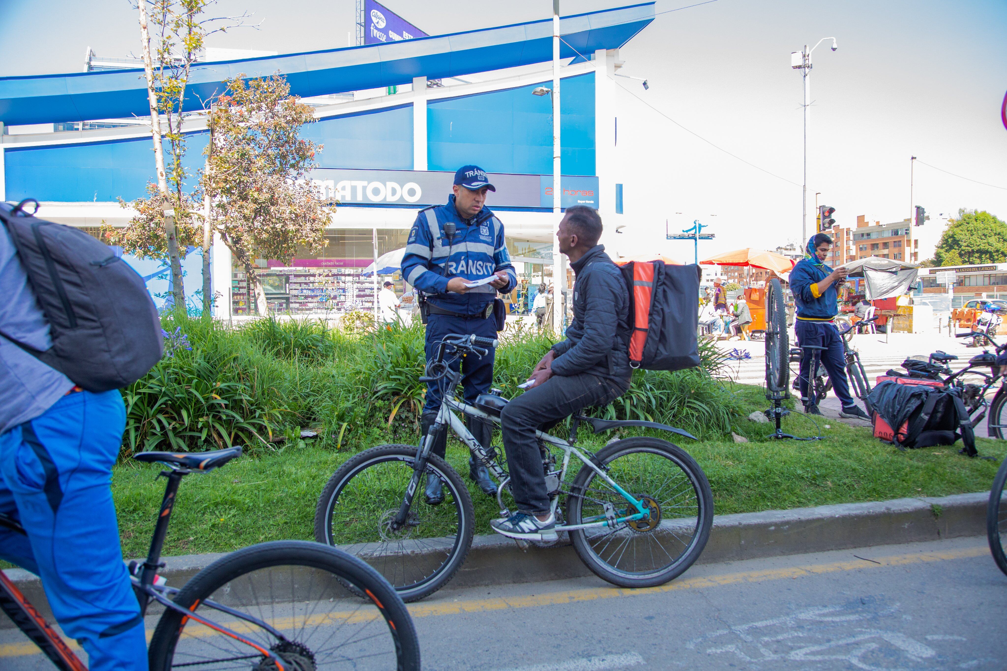 La Secretaría de Movilidad restringió el tránsito de estos ciclomotores en andenes, ciclovías, pero las medidas parecen no ser suficientes.