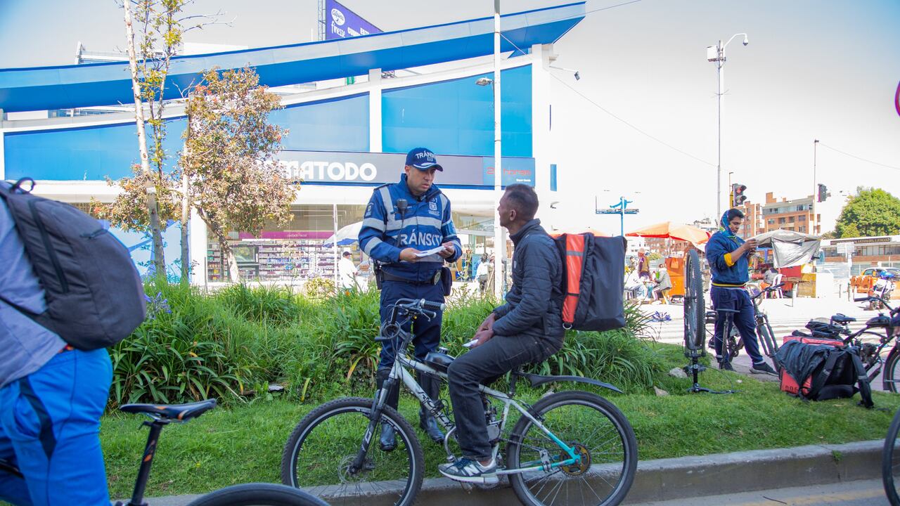 La Secretaría de Movilidad restringió el tránsito de estos ciclomotores en andenes, ciclovías, pero las medidas parecen no ser suficientes.