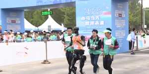 China realizó la primera carrera de robots humanoides en la historia de la humanidad