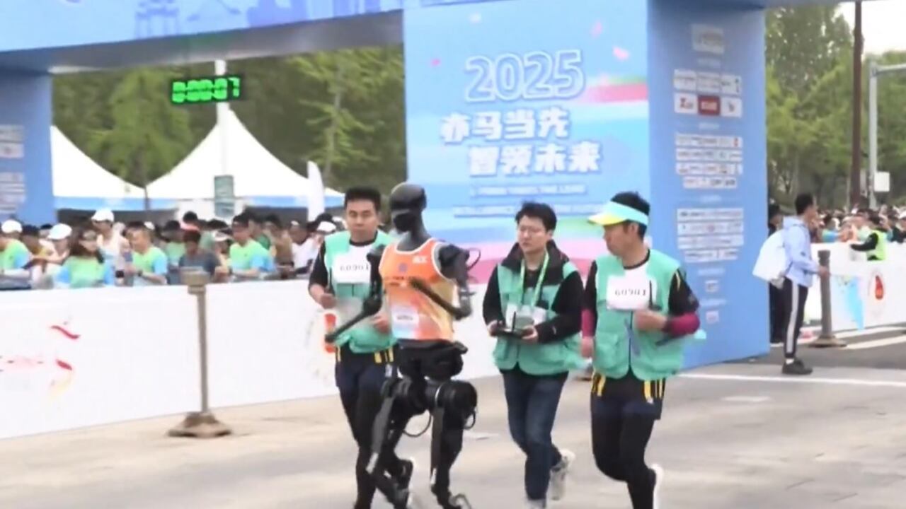 China realizó la primera carrera de robots humanoides en la historia de la humanidad