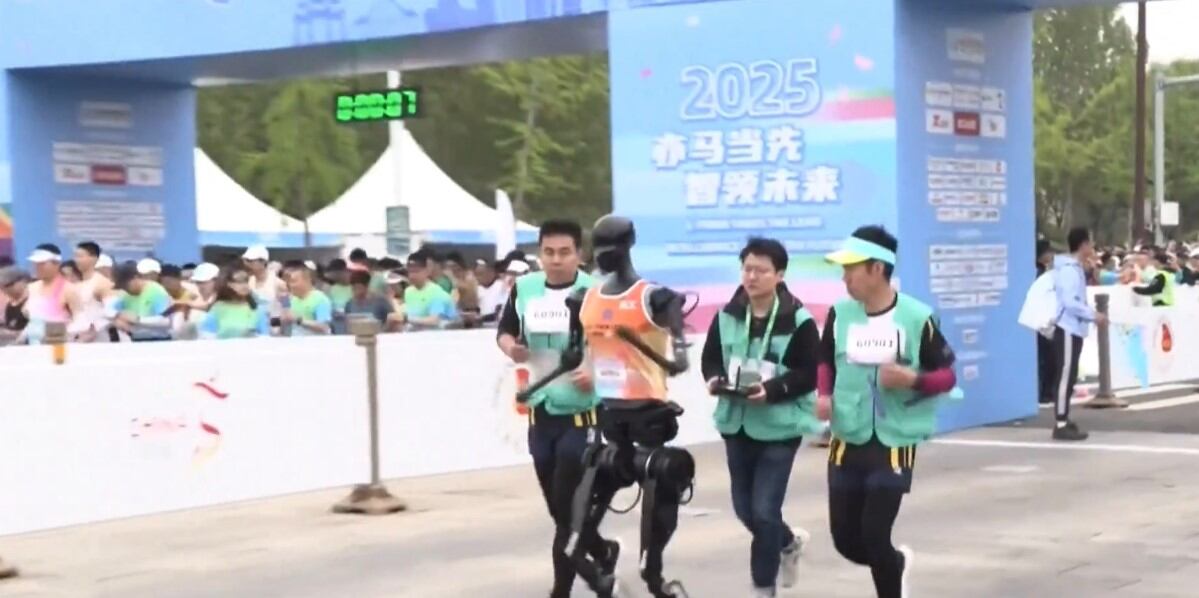 China realizó la primera carrera de robots humanoides en la historia de la humanidad