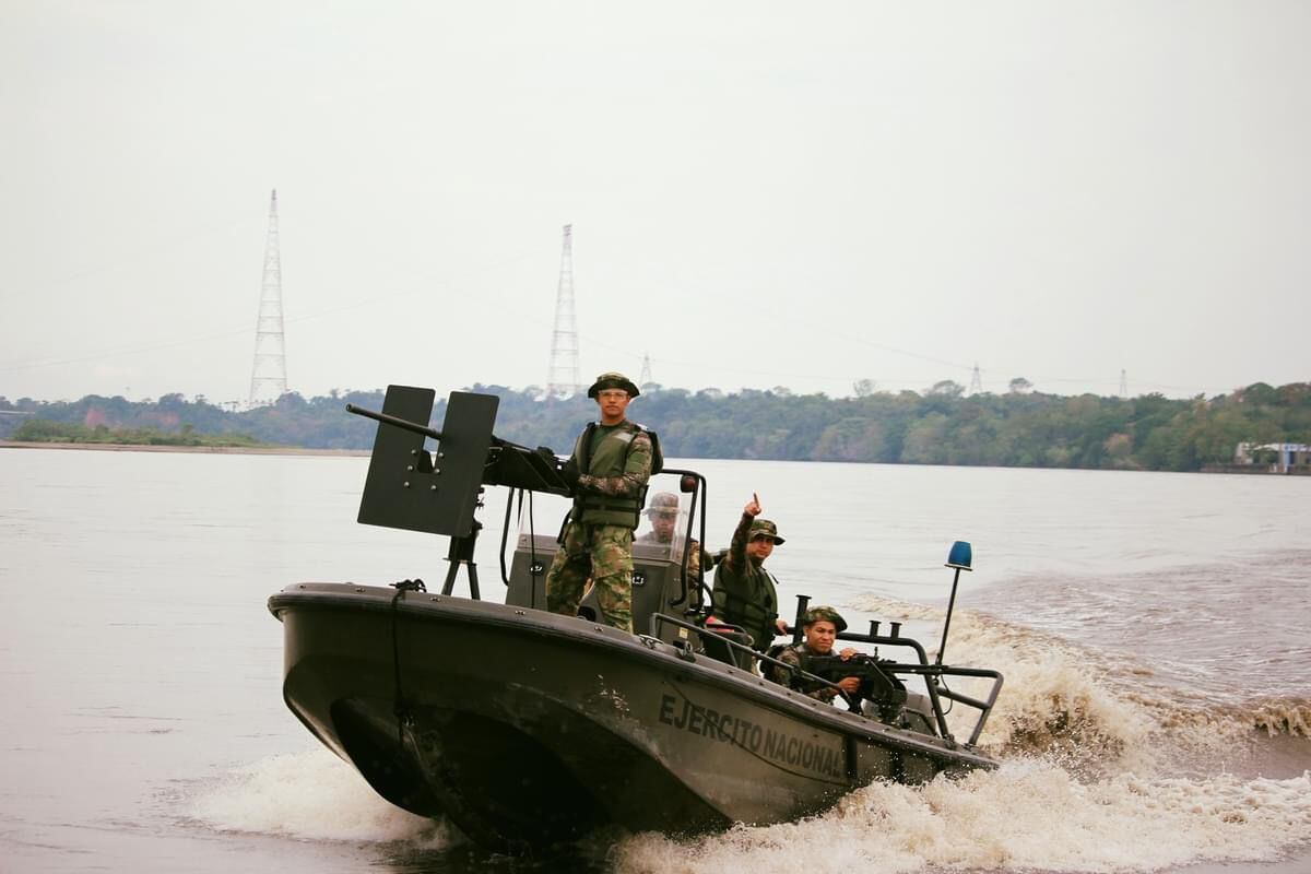 Fuerzas Militares de Colombia en medio de las operaciones en el Amazonas.