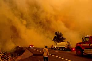 Un hombre apaga llamas cuando el fuego de Dixie se quema al sur de Janesville en el condado de Lassen, California, el martes, 17 de agosto, 2021. Fuego crítico Athe Dixie Fire Burns a través de la autopista 395 al sur de Janesville en el condado de Lassen, California, el martes, 17 de agosto, 2021. El clima de fuego crítico en toda la región ha extendido múltiples incendios forestales en el norte de California. (AP Photo / Noah Berger) En toda la región ha extendido múltiples incendios forestales en el norte de California. Foto de AP / Noah Berger