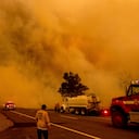 Un hombre apaga llamas cuando el fuego de Dixie se quema al sur de Janesville en el condado de Lassen, California, el martes, 17 de agosto, 2021. Fuego crítico Athe Dixie Fire Burns a través de la autopista 395 al sur de Janesville en el condado de Lassen, California, el martes, 17 de agosto, 2021. El clima de fuego crítico en toda la región ha extendido múltiples incendios forestales en el norte de California. (AP Photo / Noah Berger) En toda la región ha extendido múltiples incendios forestales en el norte de California. Foto de AP / Noah Berger