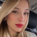 Luisa Fernanda W posó junto a Margot Robbie y desató críticas en redes sociales.