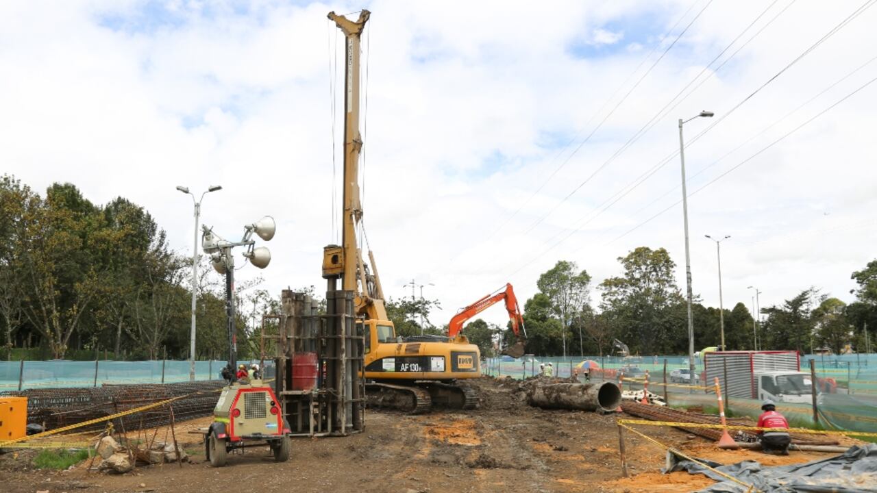 El IDU comprará un total de 1.631 predios para obras de infraestructura vial en la ciudad. Imagen de referencia de la construcción del ciclo puente en el Parque Simón Bolívar.
