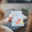 Explore la elegancia y la personalización con tarjetas hechas a mano, una forma única de mostrar aprecio a las madres en todo el país.