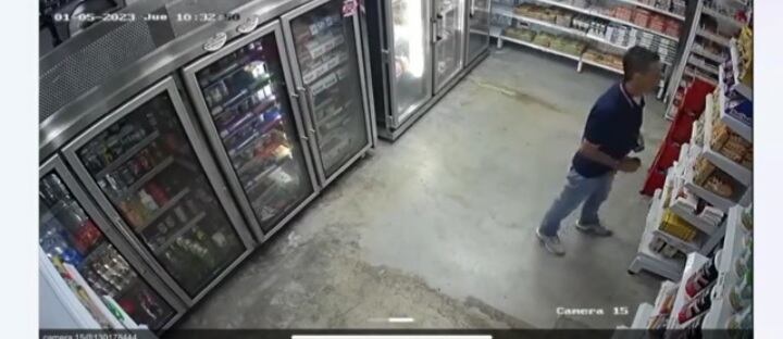 El hombre, aprovechó el descuido y se empacó las cosas debajo de la camisa.