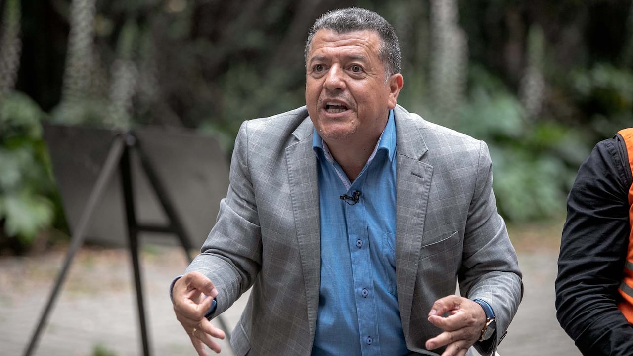 Hugo Ospina, representa los intereses de un grupo de taxistas.