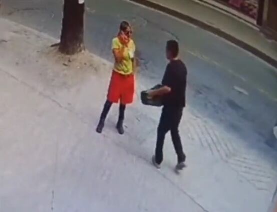 Una trabajadora del un almacén Ara ubicado en la localidad de Bosa, salvó a un menor de edad de un robo.